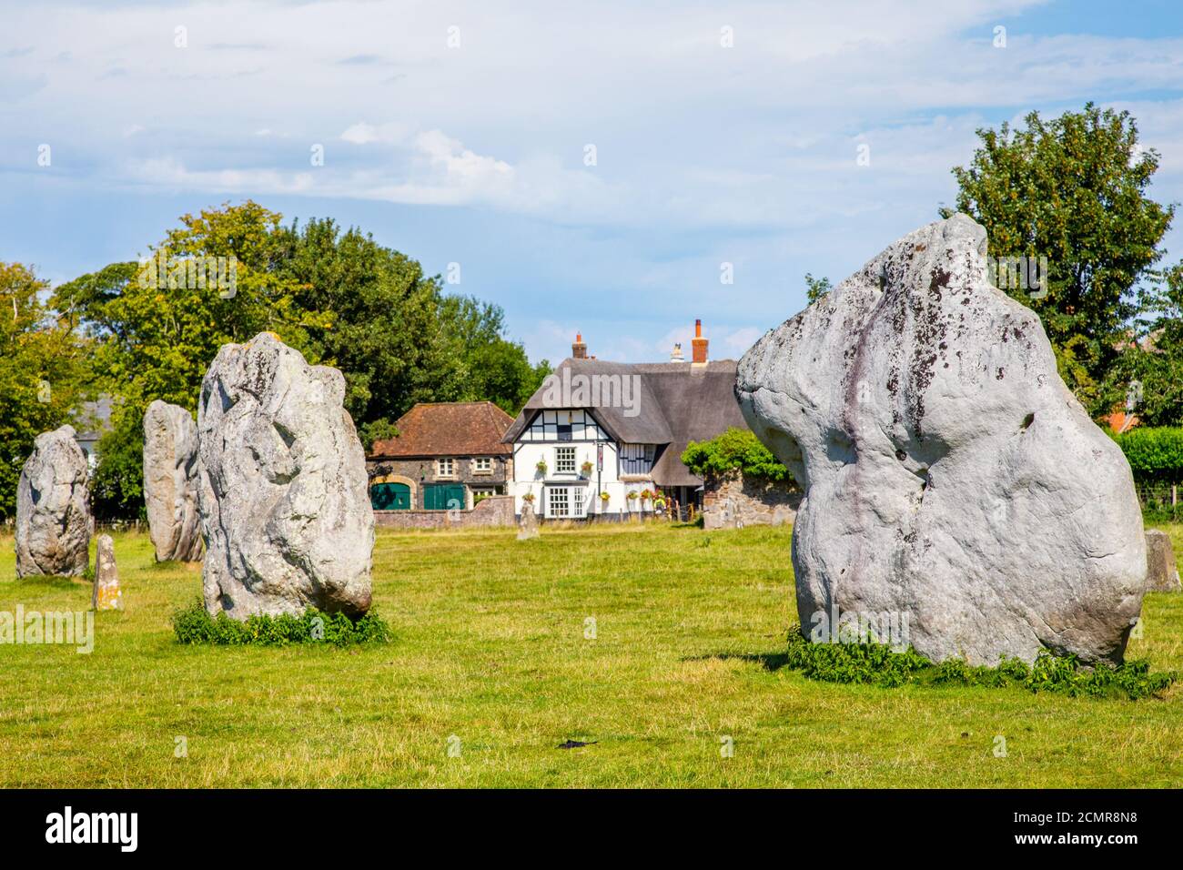 Avebury piedras de pie es un monumento de henge neolítico en Wiltshire, Inglaterra Foto de stock