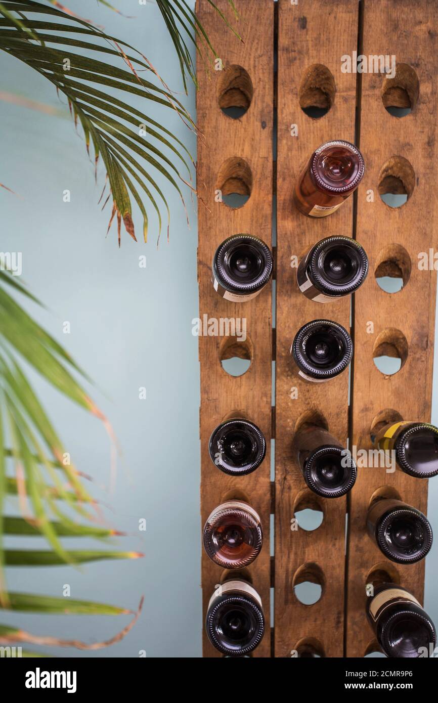 Almacena y guarda tus vinos en elegantes y modernos botellero pared