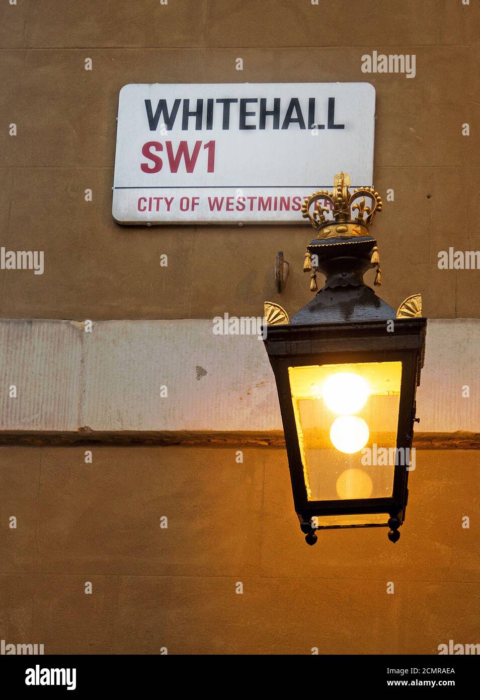 Whitehall Nombre placa con una linterna de vela a la antigua luz. La calle es reconocida como el centro del Gobierno del Reino Unido Foto de stock
