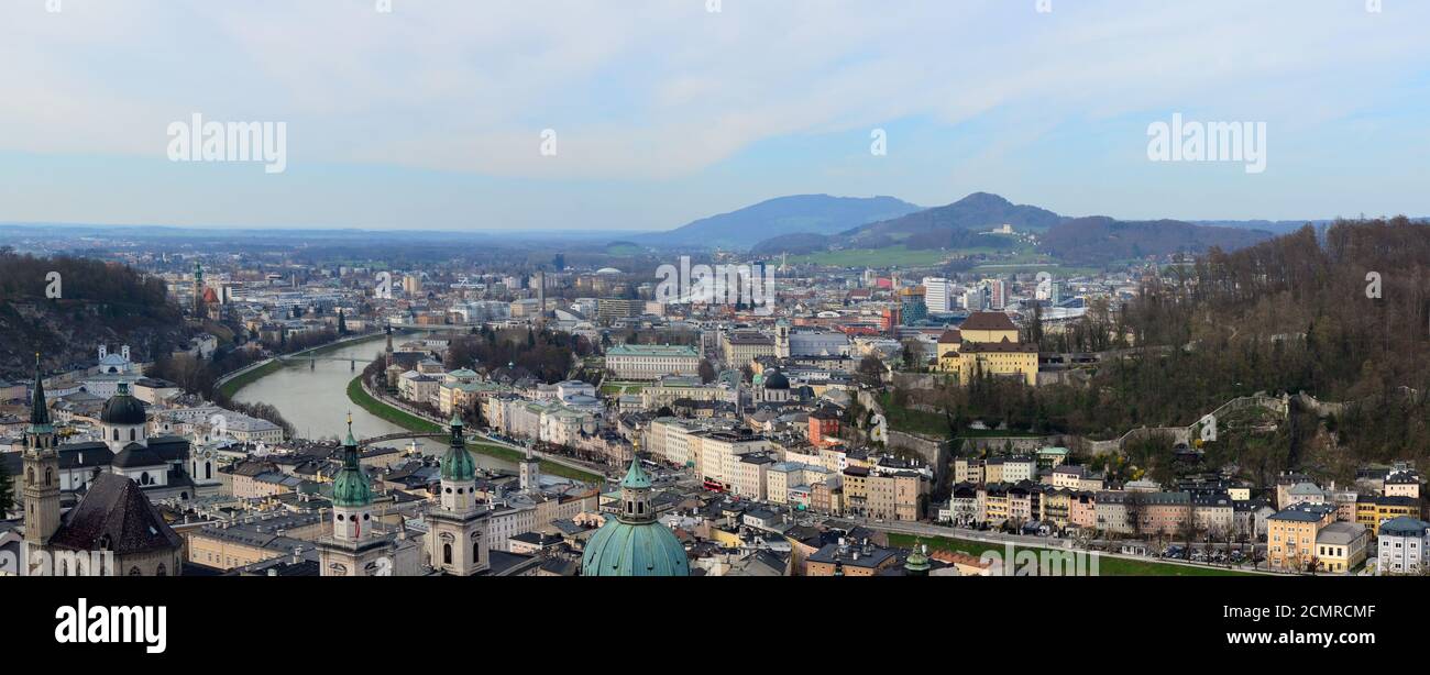 Los tejados de la antigua ciudad europea de Viena - La capital de Austria Foto de stock