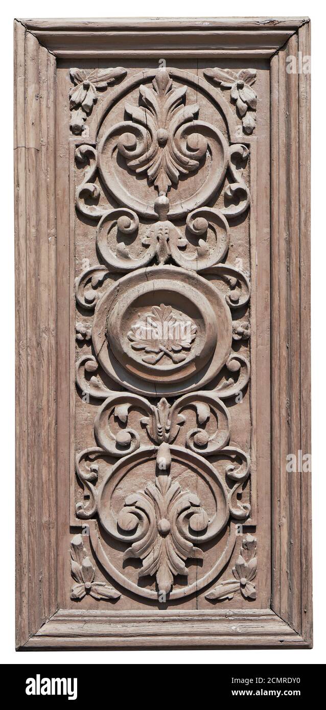 El panel de madera de la antigua puerta retro está cubierto con pintura marrón agrietada. Foto de stock