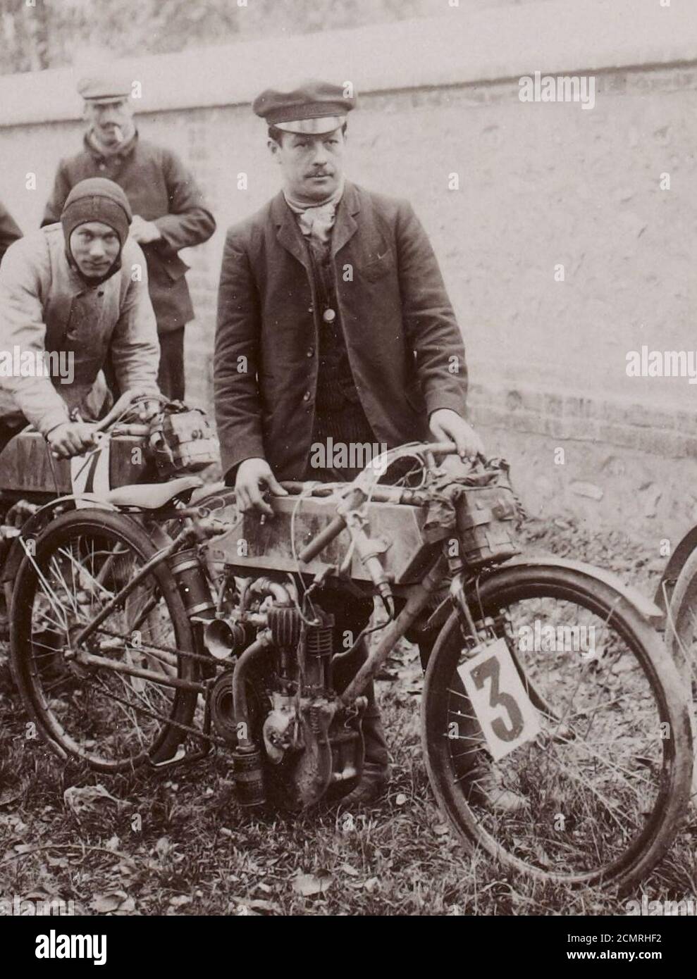 Joseph Collomb vainqueur sur Magali de la catégorie Motocicletas de litro, à la côte de Gaillon 1904. Foto de stock