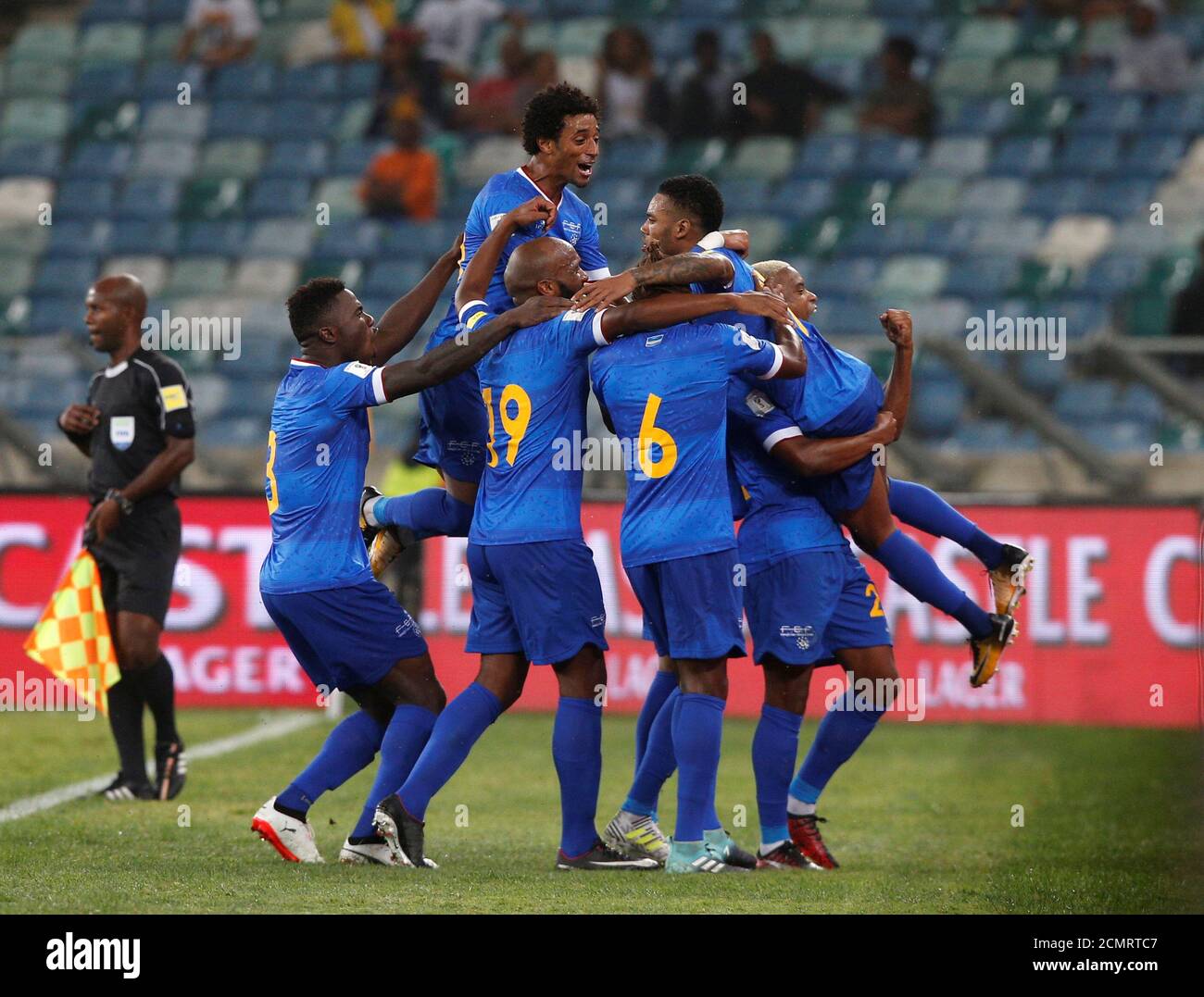 Fútbol Fútbol - 2018 Clasificaciones de la Copa Mundial - Sudáfrica contra Cabo Verde - Moses Mabhida Stadium, Durban, Sudáfrica - 5 de septiembre de 2017. Cabo Verde celebrar la puntuación. REUTERS/Rogan Ward Fotografía de stock -