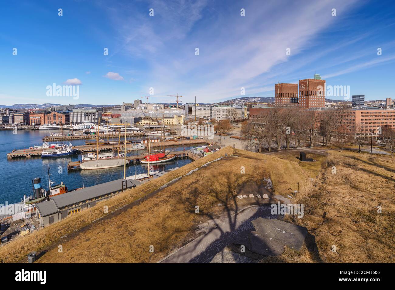 Oslo, Noruega, el perfil de la ciudad en el Ayuntamiento de Oslo y el puerto Foto de stock