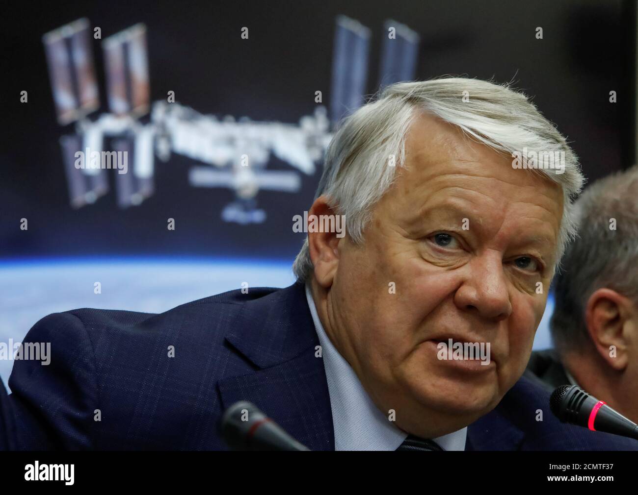 Oleg Skorobogatov, jefe de la comisión investigadora, habla en una conferencia de prensa sobre los resultados de la investigación sobre el fallido lanzamiento del cohete Soyuz el 11 de octubre, en el Centro Ruso de Control de Misiones de Korolev, en las afueras de Moscú, Rusia, el 1 de noviembre de 2018. REUTERS/Sergei Karpukhin Foto de stock