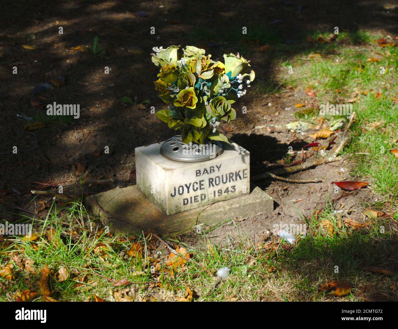 Pequeña y conmovedora tumba del bebé Joyce Bourke en el cementerio de la Iglesia Parroquial de Santa María, Haddington, East Lothian, Escocia, Reino Unido. Foto de stock