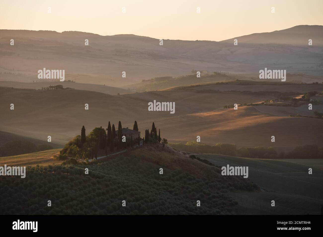 San Quirico d'Orcia - Agosto 20 2020: Podere Belvedere Villa en la región de Val d'Orcia en Toscana, Italia al amanecer o al amanecer Foto de stock