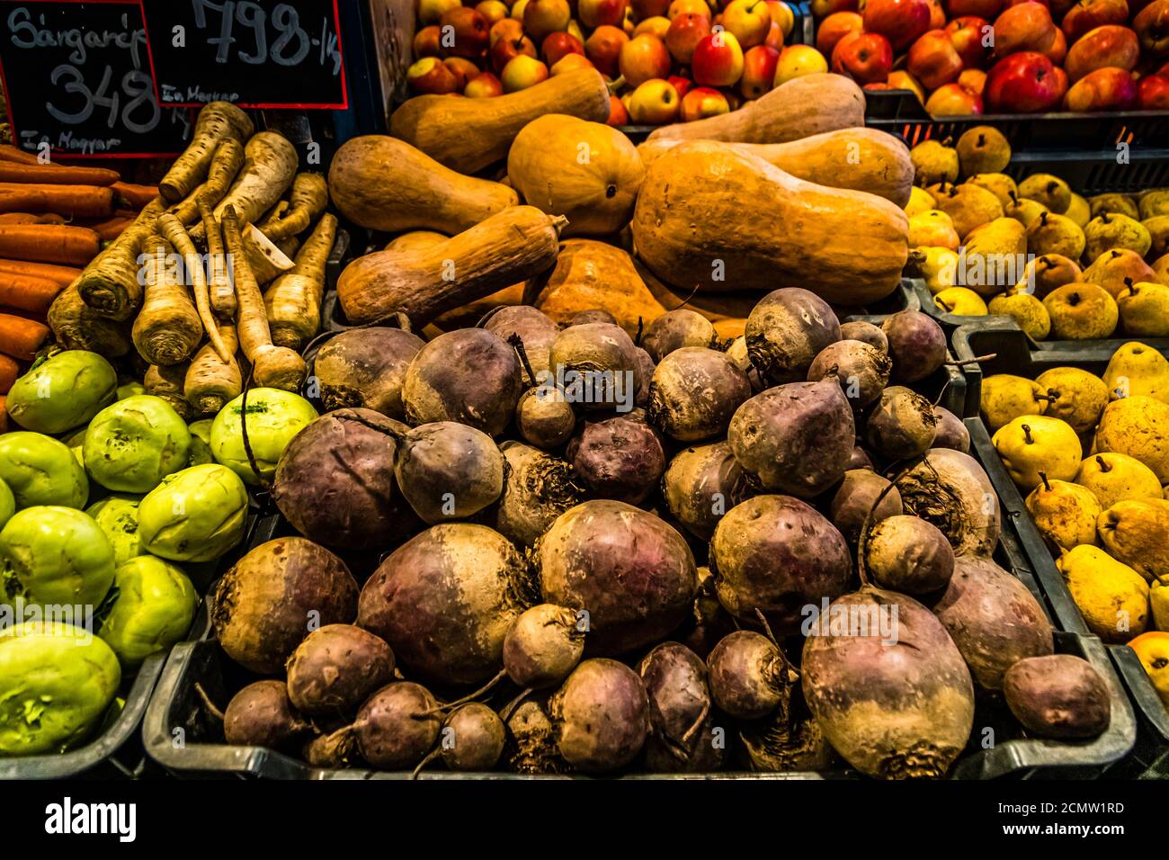 Hortalizas y frutas en el Gran mercado en el distrito IX de Budapest, Hungría Foto de stock