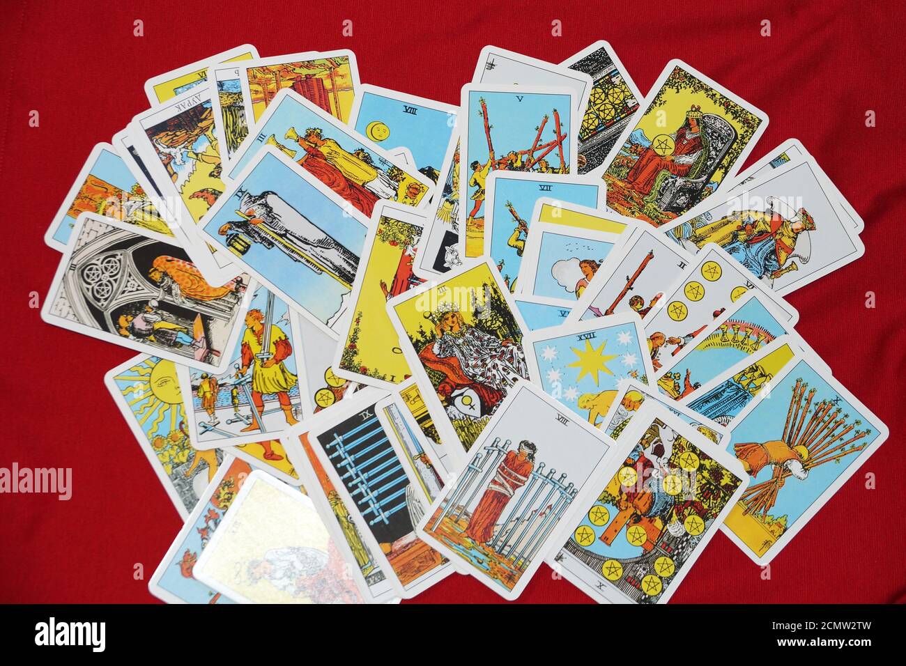 Varna, Bulgaria - Septiembre,12 , 2020: Fondo esotérico de cartas de tarot  dispersas de cerca Fotografía de stock - Alamy