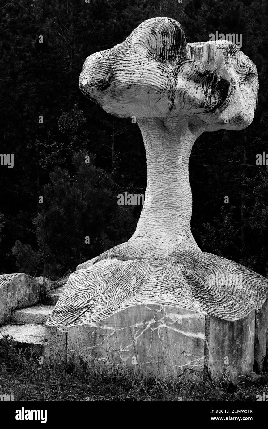 Escultura abandonada que representa un hongo Foto de stock