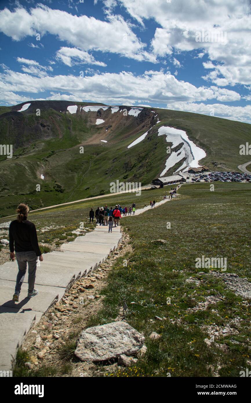 Bajando las escaleras hasta el Centro de Visitantes Alpino en Rocky Parque Nacional de la Montaña Foto de stock