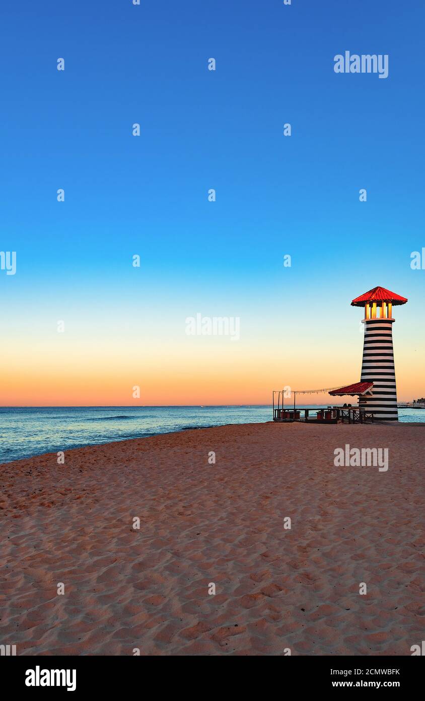 faro del amanecer del mar caribe Foto de stock