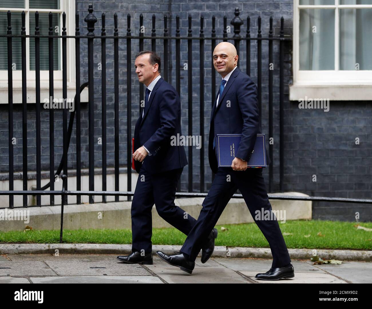 El Secretario de Estado de Gales, Alun Cairns, y el Secretario del Interior de Gran Bretaña, Sajid Javid, llegan a Downing Street, Londres, Gran Bretaña, el 11 de junio de 2019. REUTERS/Peter Nicholls Foto de stock