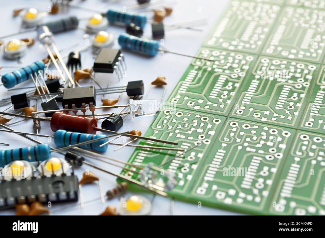 Distintos componentes electrónicos y primer plano de la placa de circuitos  electrónicos verde. Profundidad de campo reducida, enfoque selectivo  Fotografía de stock - Alamy