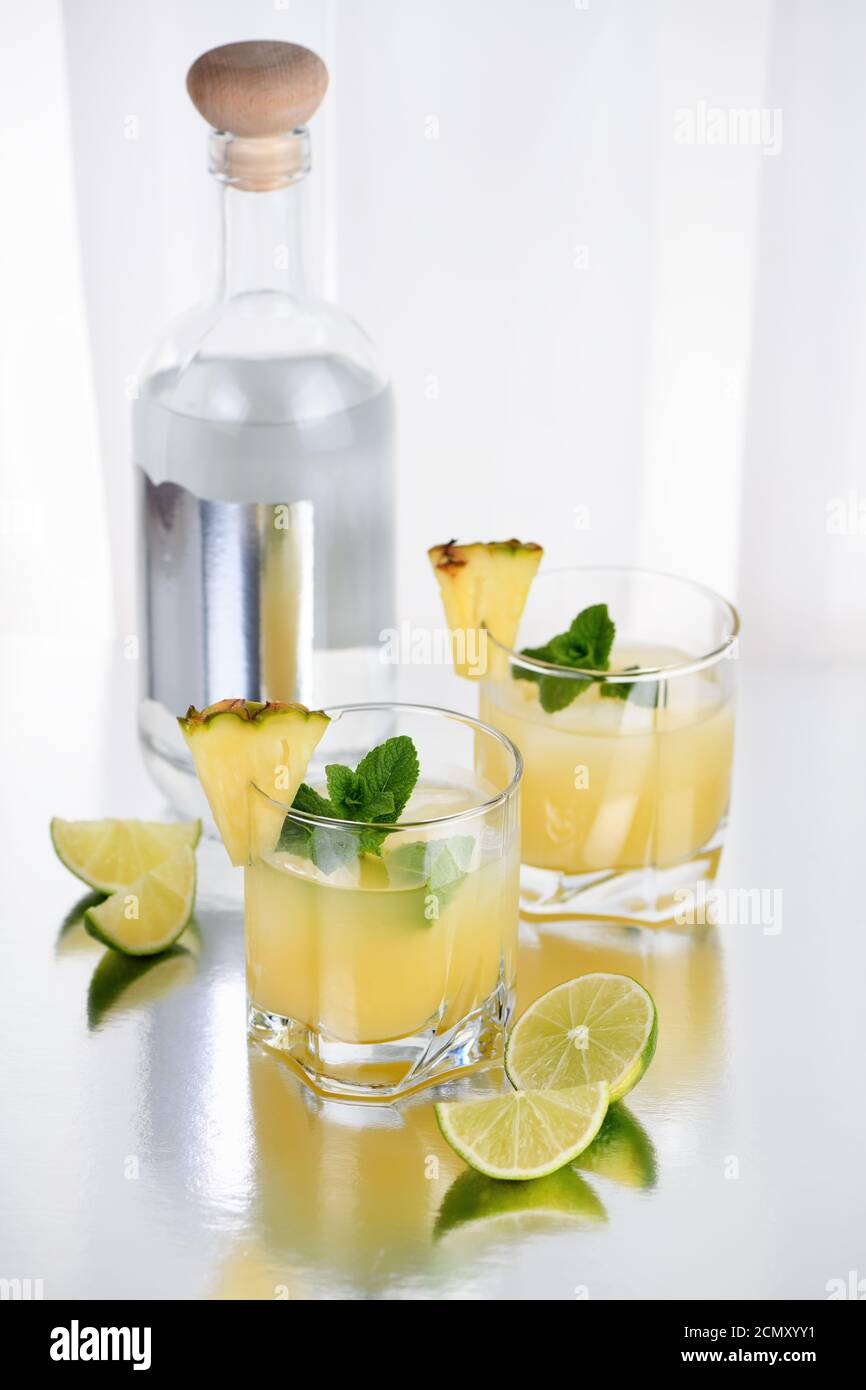Cócteles vodka con jugo de piña, una rodaja de enfriada hielo y menta Fotografía de stock - Alamy