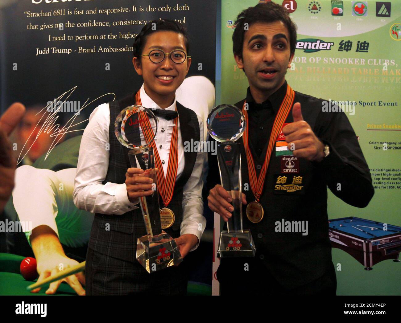El ng on Yee (L) de Hong Kong y el Pankaj Advani de la India reaccionan ante los medios de comunicación mientras mantienen los trofeos de sus ganadores en el Campeonato Mundial 6 de Snooker Rojo de IBSF en Karachi, Pakistán, el 11 de agosto de 2015. REUTERS/Akhtar Soomro Foto de stock