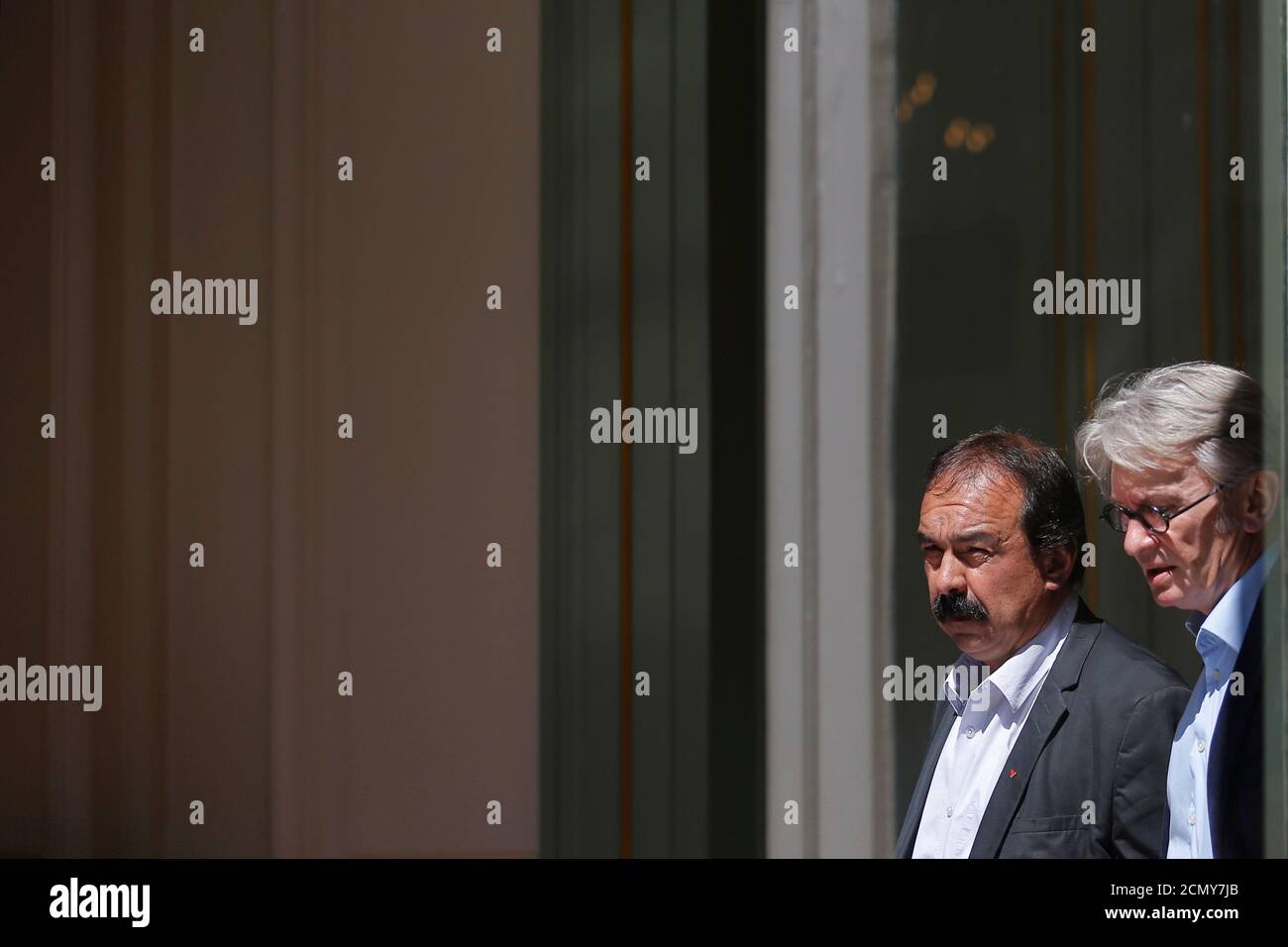 French Force Ouvriere (FO) labour union General Secretary Jean-Claude Mailly (R) and French CGT trade union head Philippe Martinez leave after a meeting with the Interior minister in Paris, France, June 22, 2016 after French police banned a planned demonstration this week against labour reforms, bringing to a head a stand-off between the government and trade unions which have been spearheading protests against the changes for months. REUTERS/Stephane Mahe Foto de stock