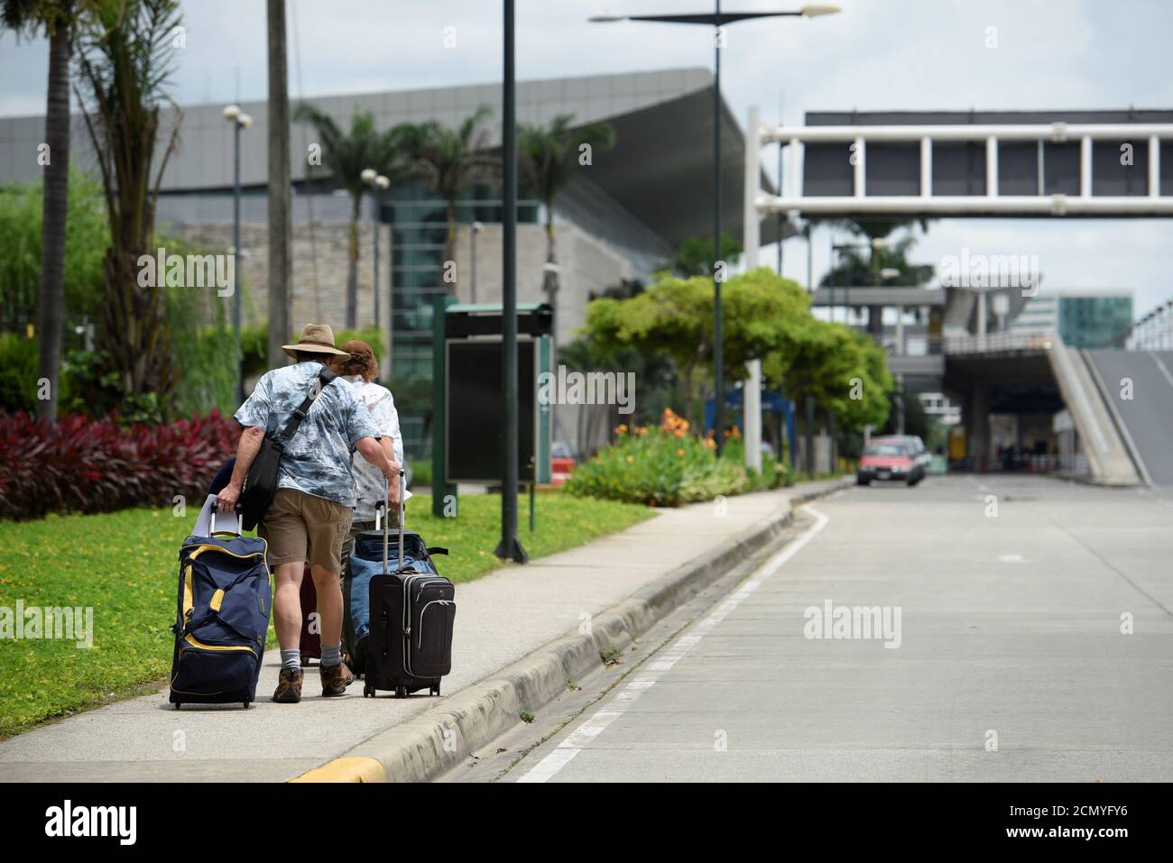 Los turistas europeos con su equipaje intentan llegar al Aeropuerto José  Joaquín de Olmedo para tomar un vuelo de Eastern Airlines mientras la  propagación de la enfermedad coronavirus (COVID-19) continúa en Guayaquil,