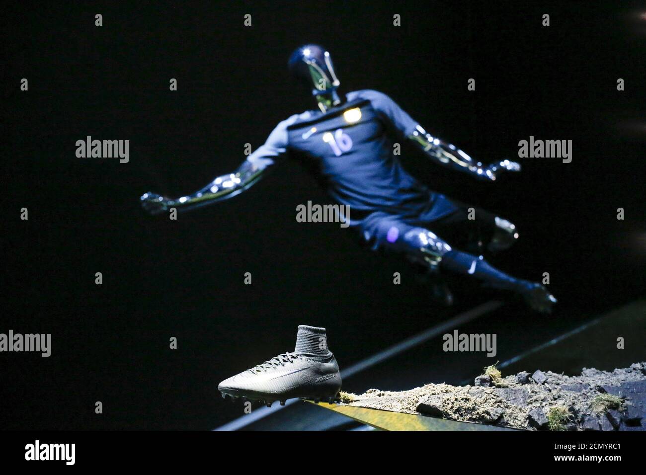 Botas De Fútbol Nike Fotos e Imágenes de stock - Página 3 - Alamy