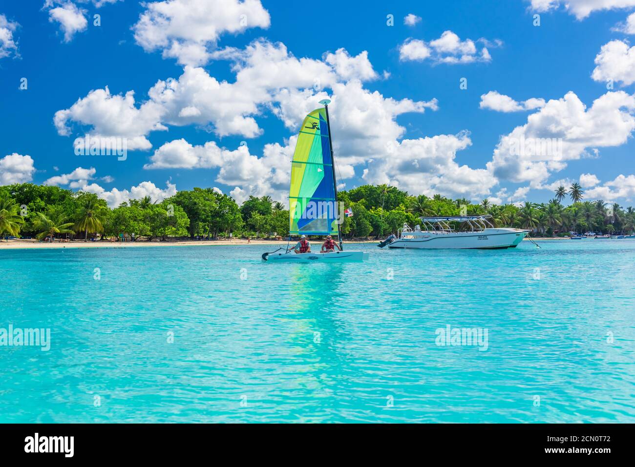 Colorido catamarán de vela en la playa de Bayahibe en el Caribe Mar Foto de stock