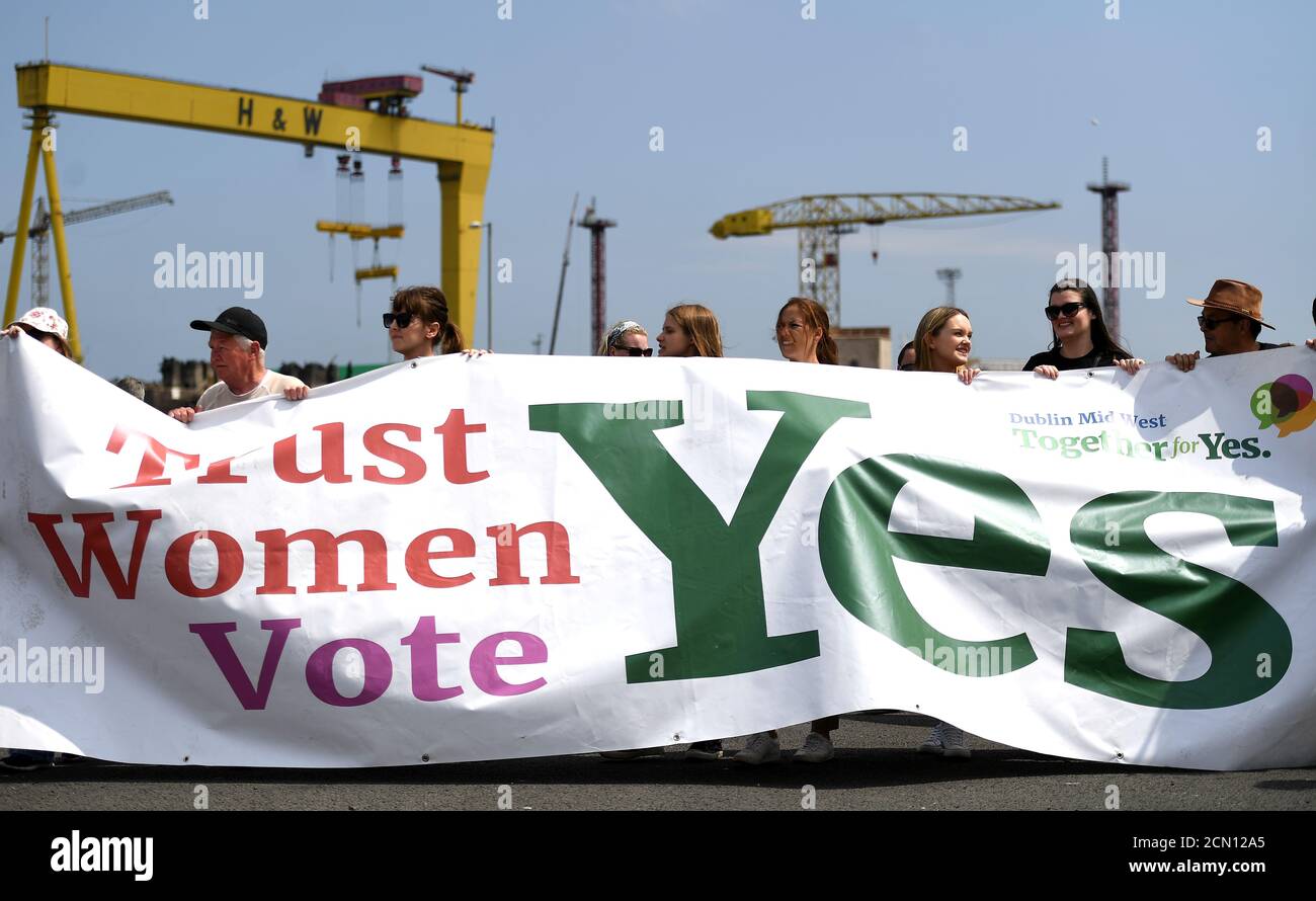 Grupos pro-elección tanto de Irlanda del Norte como de la República de Irlanda, se unen a la marcha de mujeres "procesiones" por leyes más liberales sobre el aborto en Irlanda del Norte en Belfast, Gran Bretaña, 10 de junio de 2018. REUTERS/Clodagh Kilcoyne Foto de stock