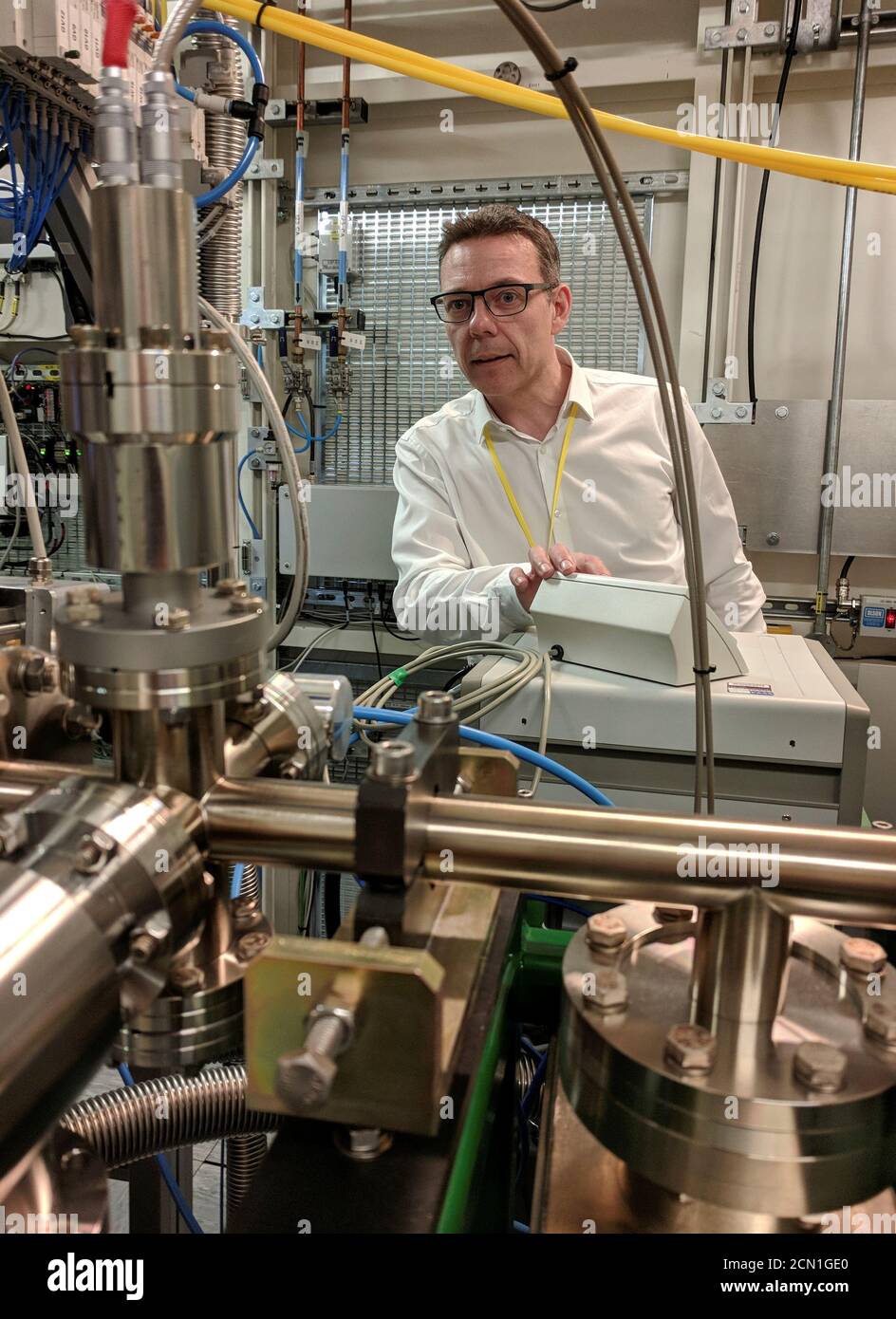 El profesor John McGeehan, un cristalografista de rayos X en la Universidad de Portsmouth, se encuentra junto al equipo en la fuente de luz de diamante, el sincrotrón nacional del Reino Unido, Que él solía revelar la estructura atómica de una enzima que su equipo ha diseñado posteriormente que puede digerir una forma común de plástico y que en el futuro puede ayudar en la lucha contra la contaminación, en Didcot, Gran Bretaña, 13 de abril de 2018. Foto tomada el 13 de abril de 2018. REUTERS/Stuart McDill Foto de stock