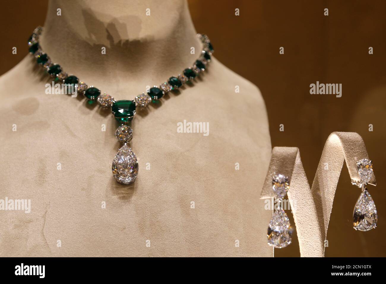 Las joyas de la Red Carpet 2018 Collection se exhiben en la joyería de lujo  Chopard tienda en París, Francia, 4 de julio de 2018. Chopard presentó su  última colección de joyas