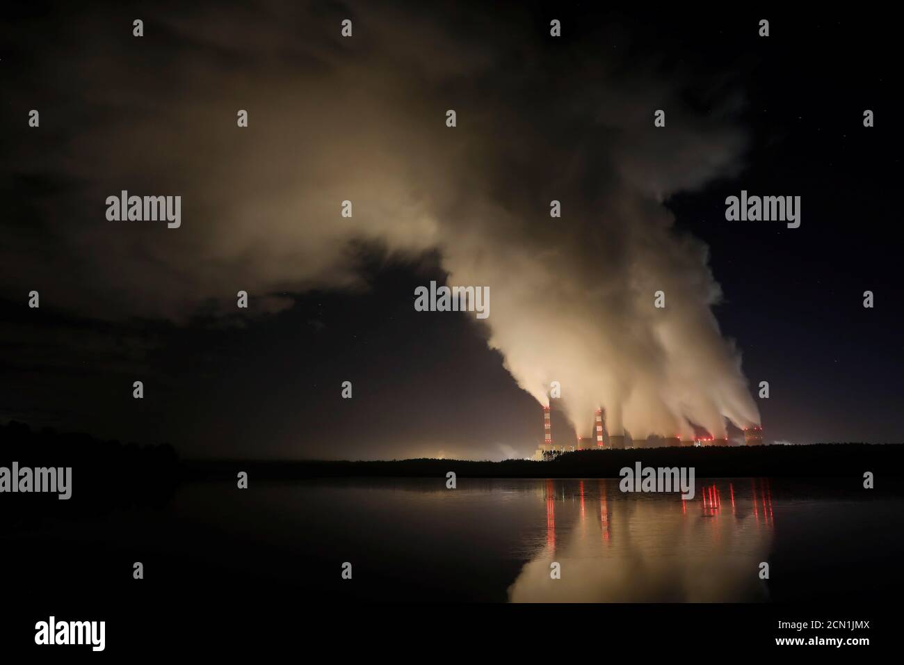 El humo y el vapor se enloquan desde la central eléctrica de Belchatow, la mayor central eléctrica de carbón de Europa operada por PGE Group, por la noche cerca de Belchatow, Polonia, 5 de diciembre de 2018. Foto tomada el 5 de diciembre de 2018. REUTERS/Kacper Pempel Foto de stock