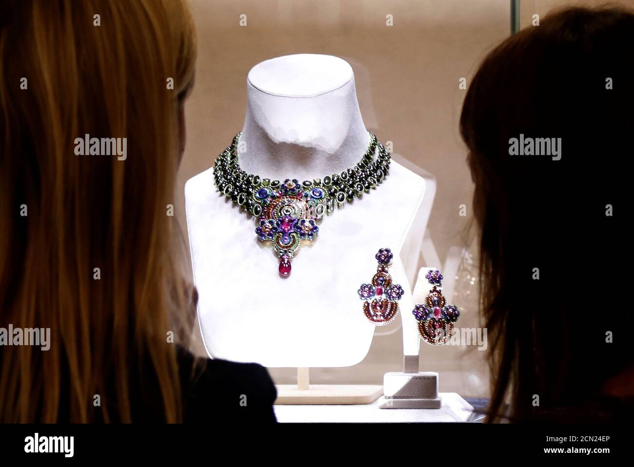 Las joyas de la Red Carpet 2018 Collection se exhiben en la joyería de lujo  Chopard tienda en París, Francia, 4 de julio de 2018. Chopard presentó su  última colección de joyas