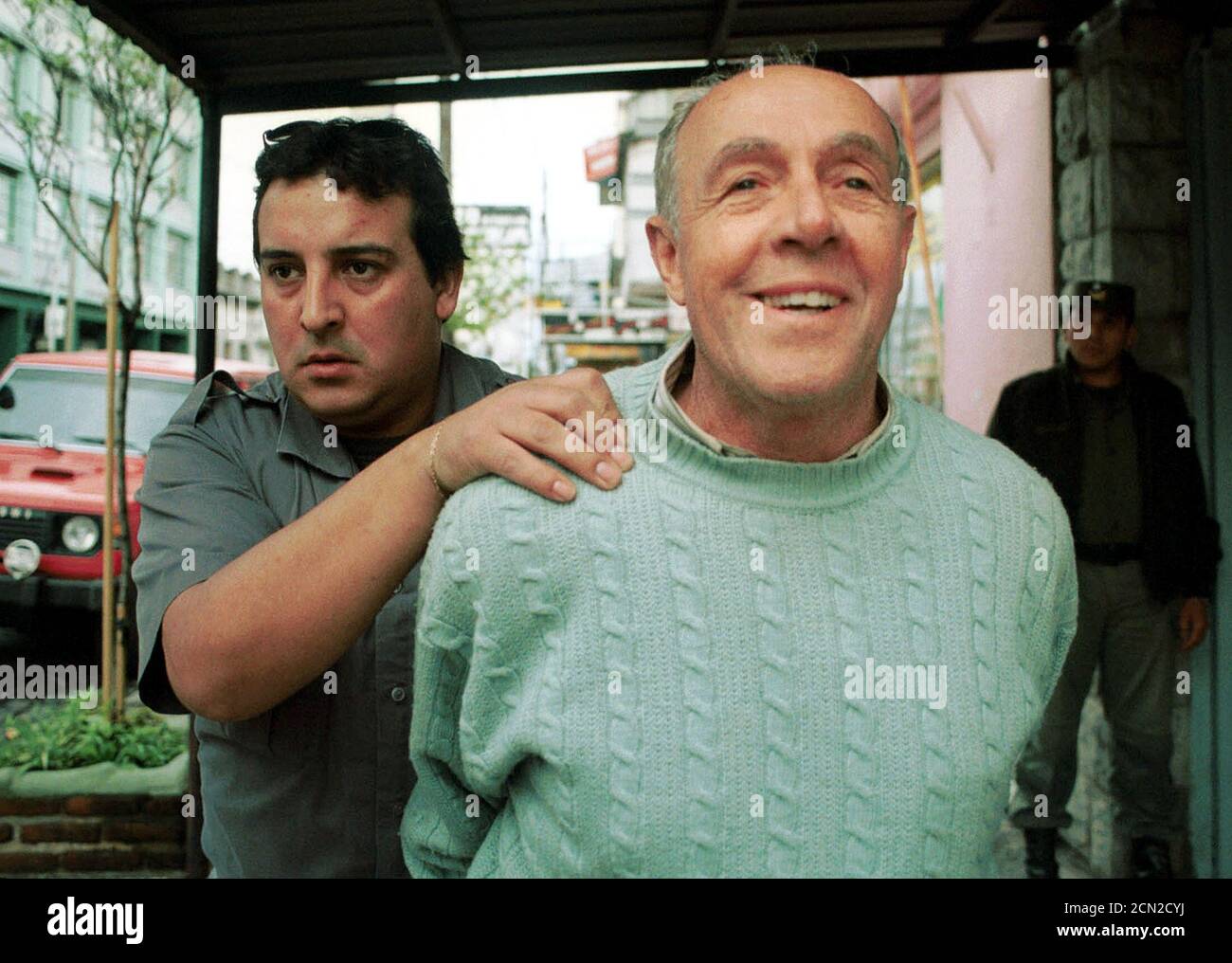 Fotografía de archivo del 4 de octubre de 2001 mostrando al empresario  peruano de televisión Ernesto Schutz Landazuri (R) detenido por la policía  en Buenos Aires. El gobierno argentino anunció que Schutz,
