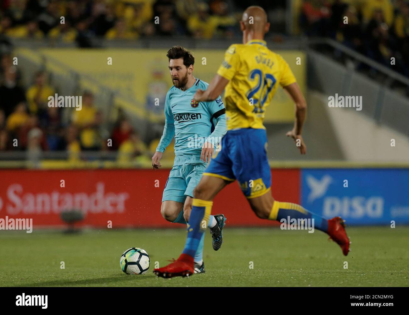 Fútbol - la Liga Santander - las Palmas vs FC Barcelona - Estadio Gran  Canaria, las Palmas, España - 1 de marzo de 2018 Lionel Messi de Barcelona  en acción con Alejandro