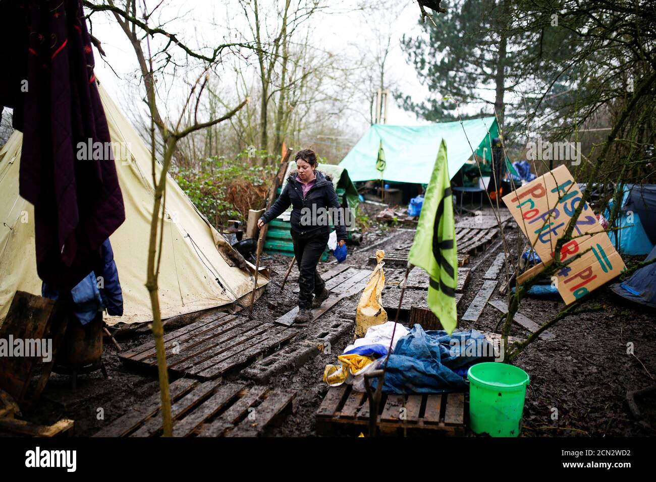 Un activista afiliado a la Rebelión de extinción camina por un campamento establecido para protestar contra la construcción del ferrocarril HS2 en Harefield, Gran Bretaña, el 22 de enero de 2020. REUTERS/Henry Nicholls Foto de stock