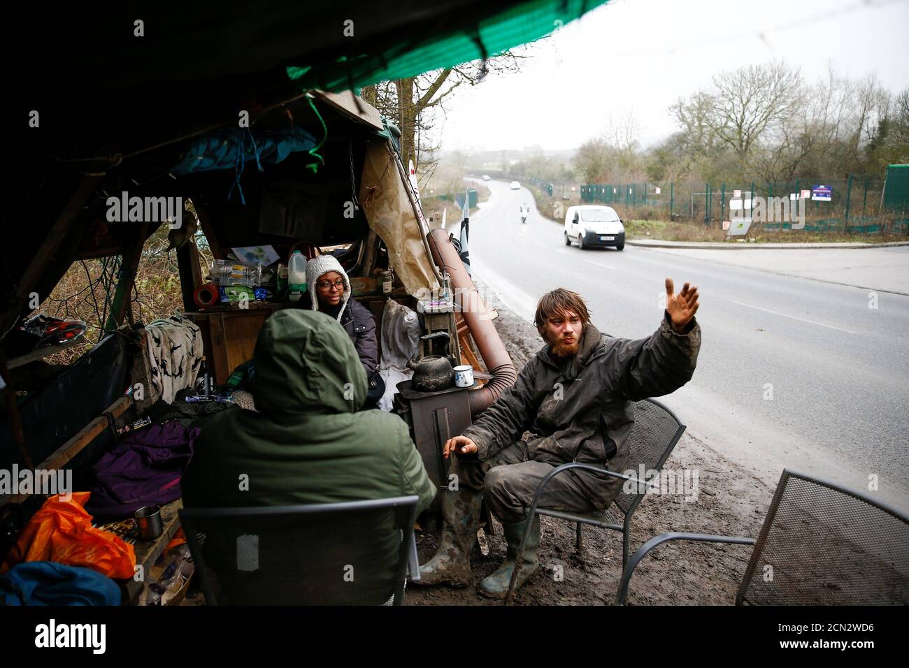 Activistas afiliados a la rebelión de extinción se sientan en un campamento establecido para protestar contra la construcción del ferrocarril HS2 en Harefield, Gran Bretaña, el 22 de enero de 2020. REUTERS/Henry Nicholls Foto de stock
