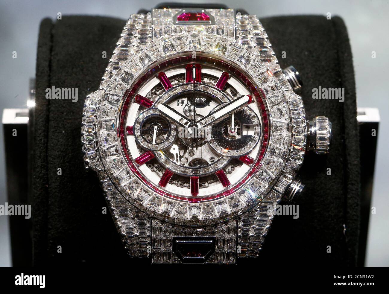 Un reloj Big Bang del fabricante suizo Hublot se exhibe en la feria  Baselworld en Basilea el 19 de marzo de 2015. El principal espectáculo de  relojes y joyas del mundo, Baselworld,