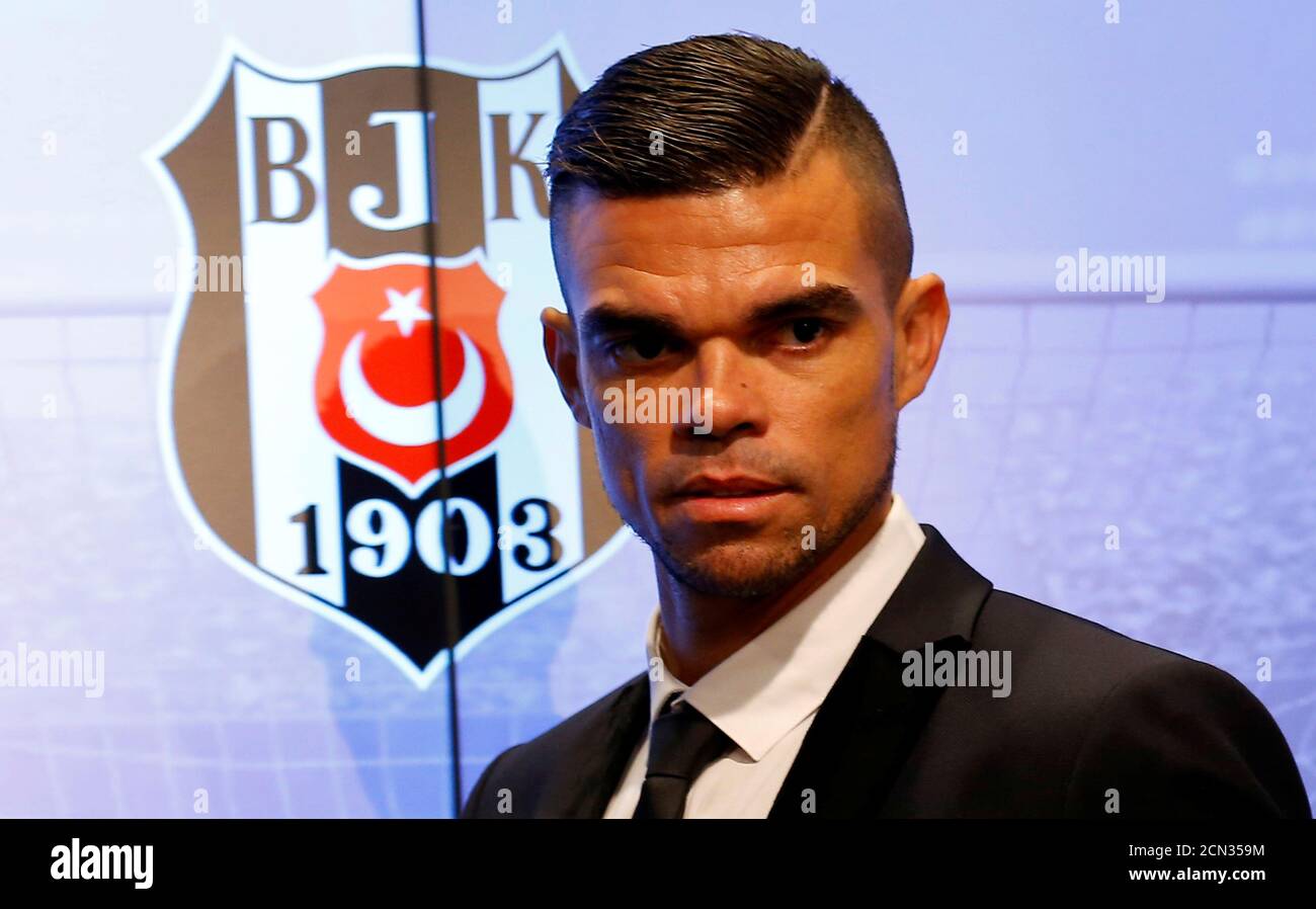 Pepe, defensor de 34 años nacido en Brasil, llega a una ceremonia de firma con el club turco de fútbol Besiktas en Estambul, Turquía 5 de julio de 2017. REUTERS/Murad Sezer Foto de stock