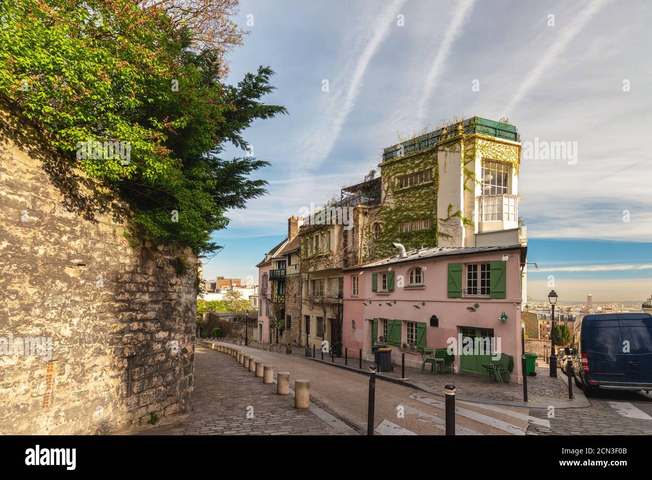 París Francia ciudad horizonte de hermoso edificio en la calle Montmartre vacía nadie Foto de stock