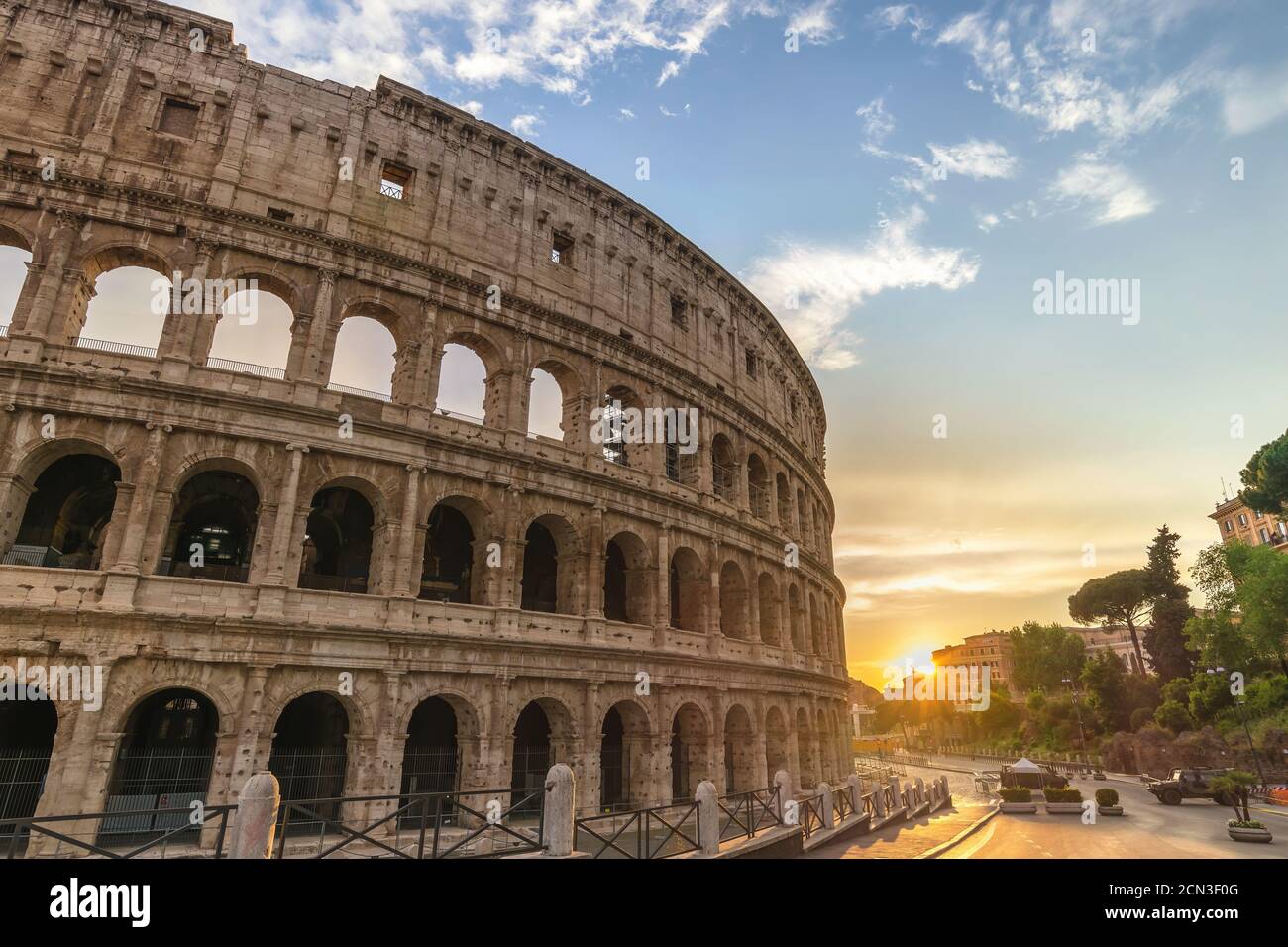 Roma Italia, horizonte de la ciudad puesta de sol en Roma Coliseo vacío nadie Foto de stock