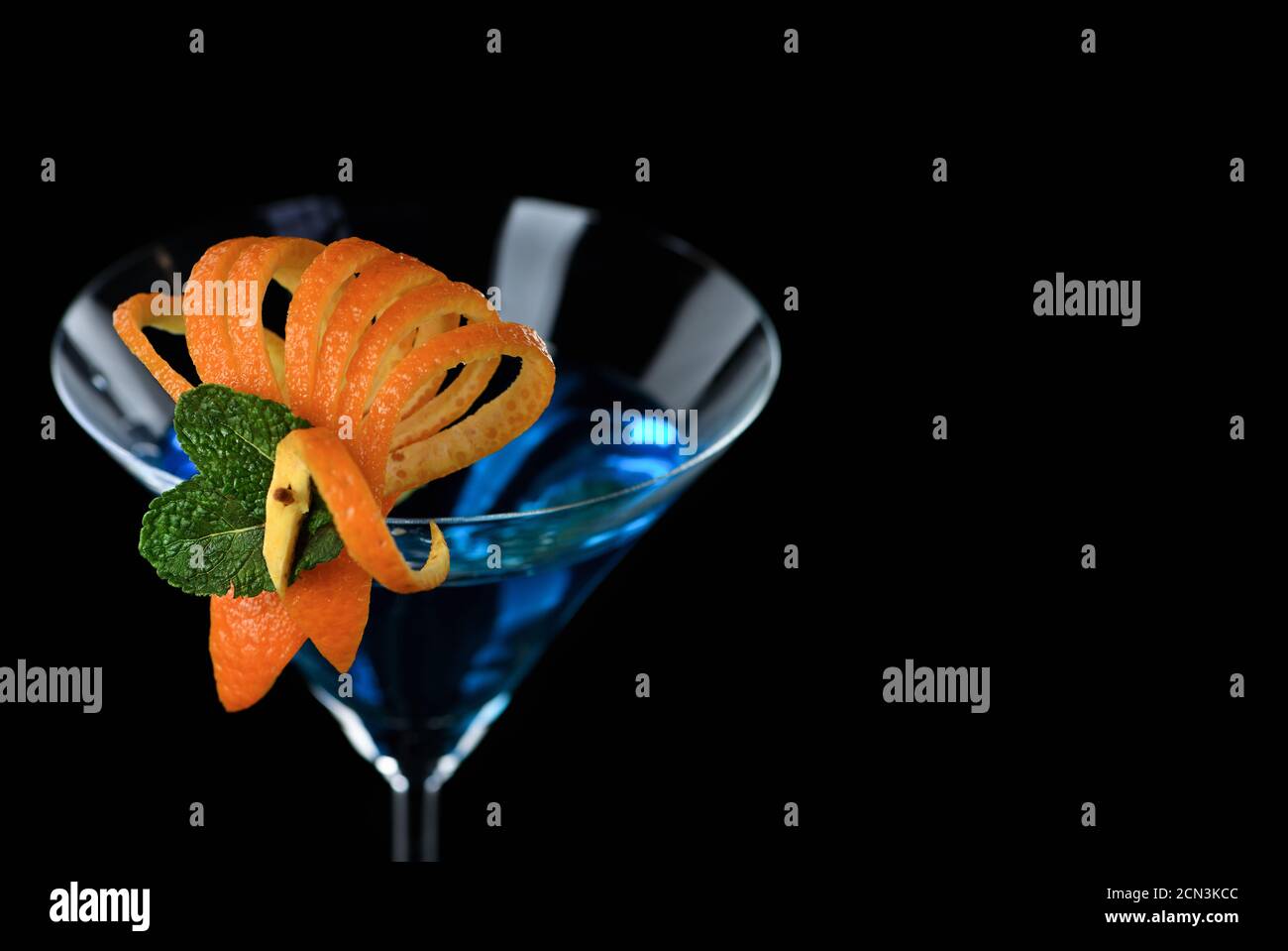 Decoración para un cóctel de naranja y menta. Presentación elegante y  original. Martini Curaca Azul Fotografía de stock - Alamy