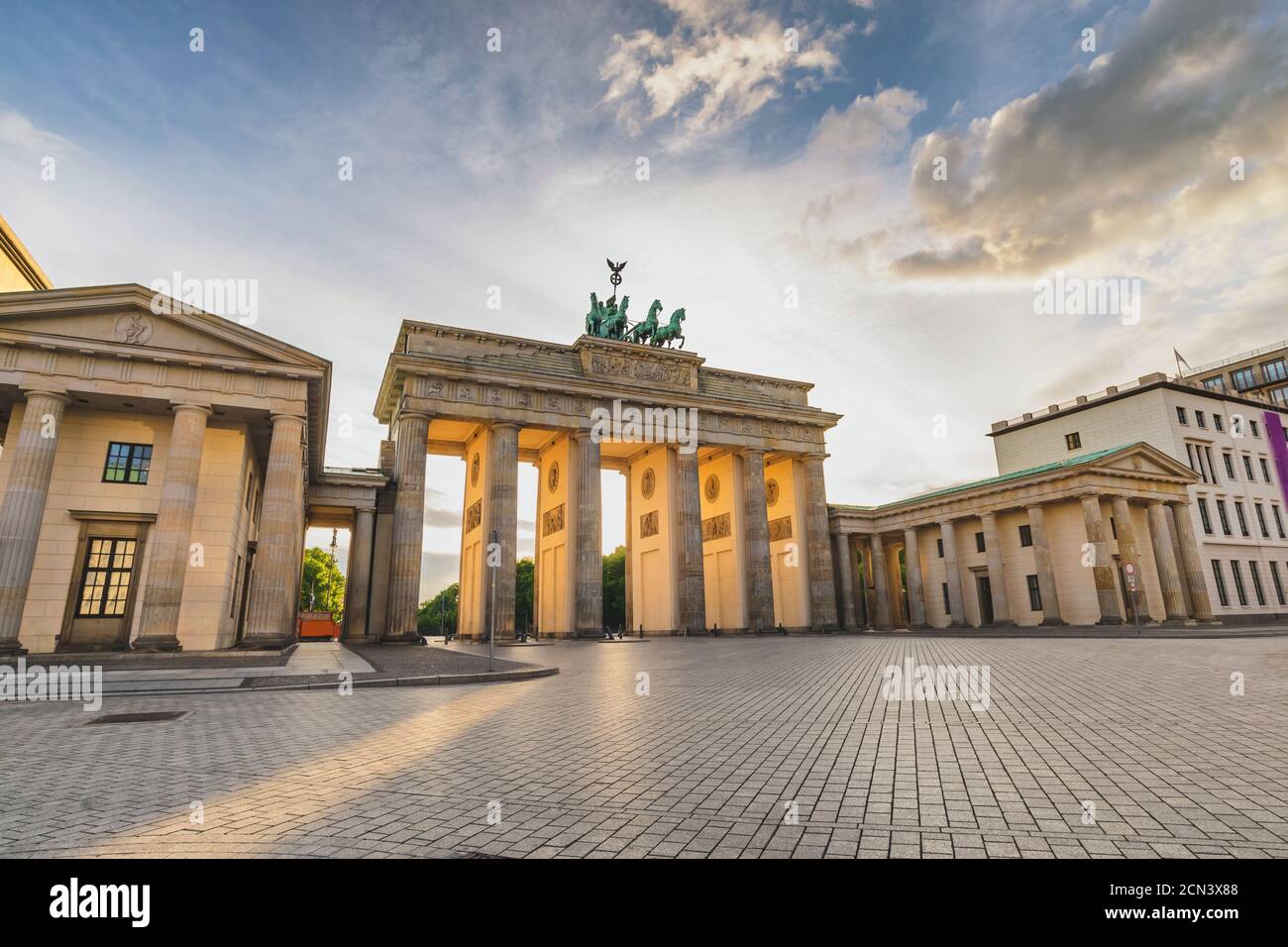 Berlín Alemania, horizonte de la ciudad puesta de sol en la Puerta de Brandenburgo (Brandenburger Tor) no vacía nadie Foto de stock