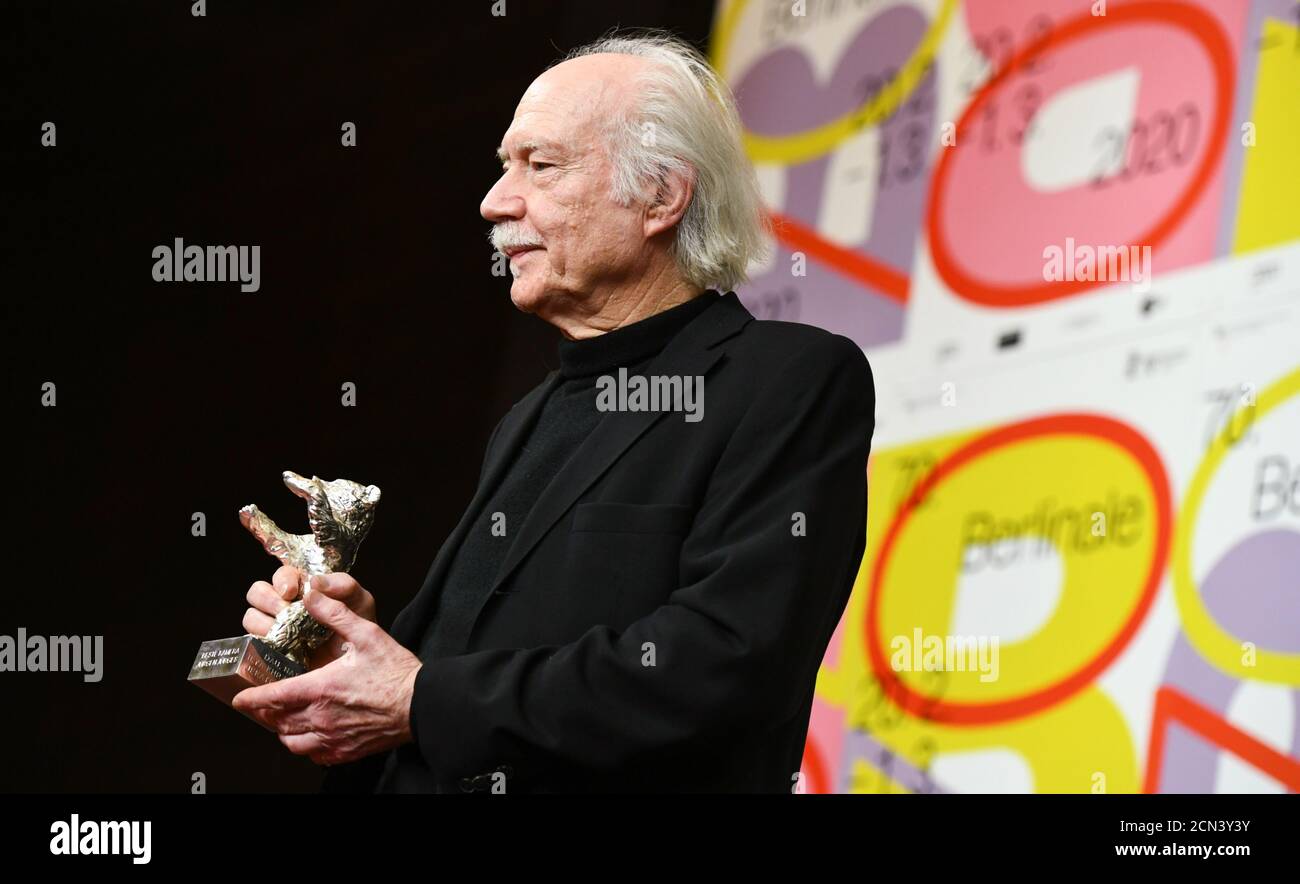 Jurgen Jurges Ganador Del Oso De Plata Por Su Destacada Contribucion Artistica Para Dau Natasha Se Presenta Durante Una Conferencia De Prensa Despues De La Ceremonia De Entrega Del 70º Festival Internacional