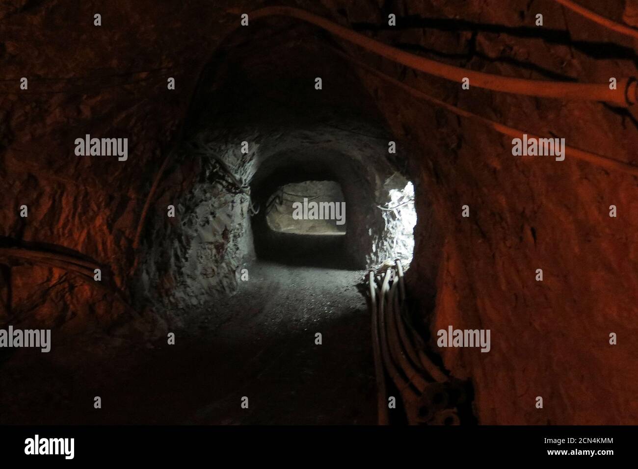 Vista del interior de un túnel de la mina de plata Parrilla, en San José de  la Parrilla, estado de Durango, México, 24 de febrero de 2016.  REUTERS/David Alire Fotografía de stock -