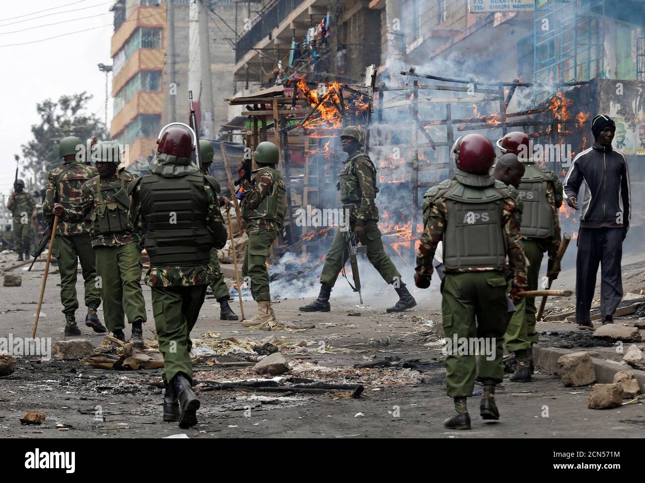 Policías antidisturbios se desplegaron para dispersar a los manifestantes en Mathare, Nairobi, Kenia, 12 de agosto de 2017. REUTERS/Thomas Mukoya Foto de stock