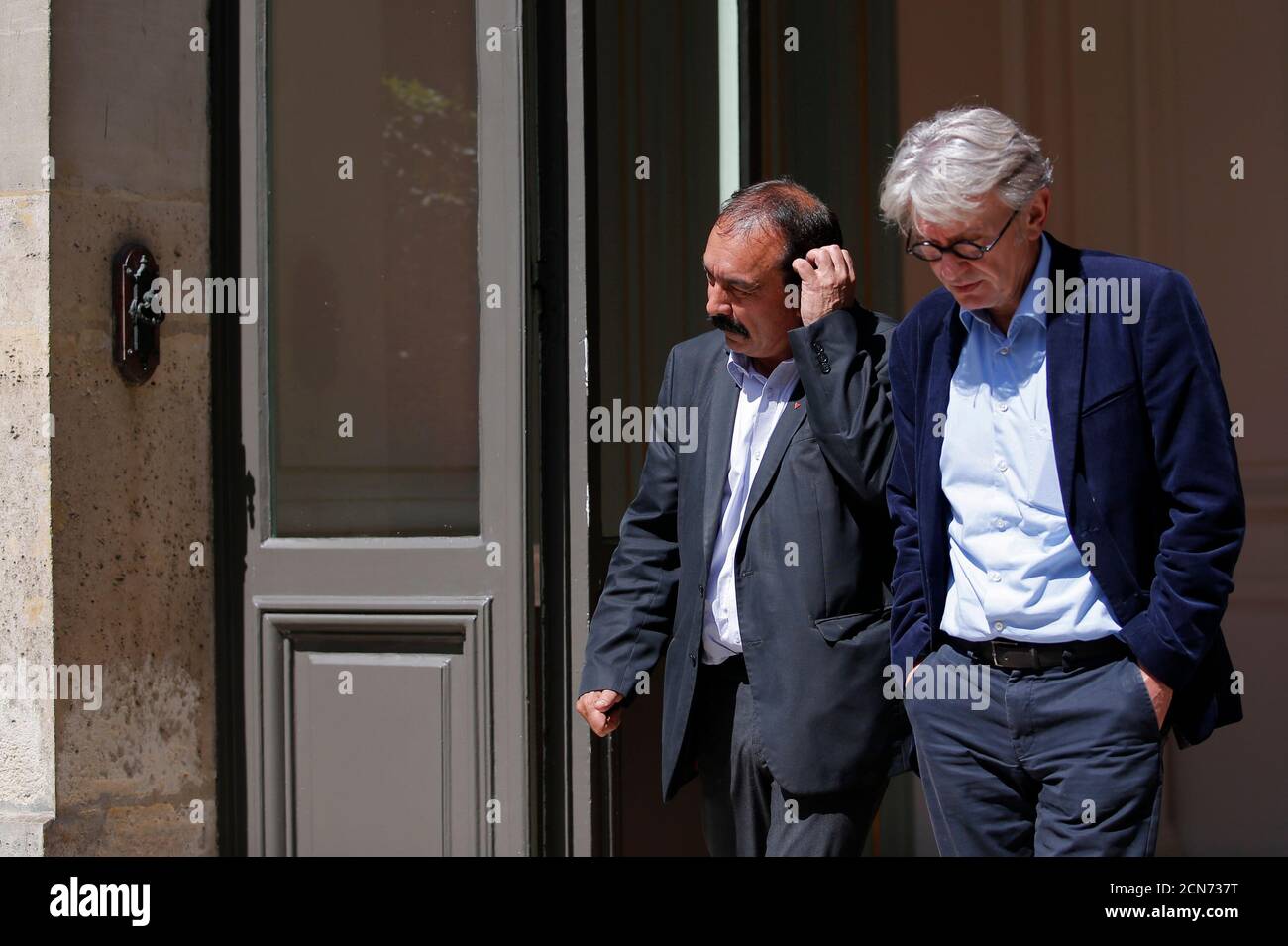 French Force Ouvriere (FO) labour union General Secretary Jean-Claude Mailly (R) and French CGT trade union head Philippe Martinez leave after a meeting with the Interior minister in Paris, France, June 22, 2016 after French police banned a planned demonstration this week against labour reforms, bringing to a head a stand-off between the government and trade unions which have been spearheading protests against the changes for months. REUTERS/Stephane Mahe Foto de stock