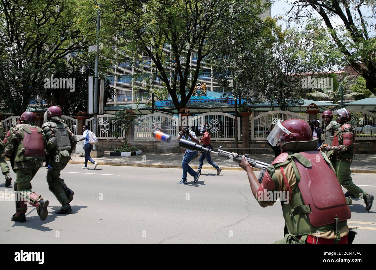 Un policía antidisturbios dispara gases lacrimógenos para dispersar a los partidarios de la coalición de la oposición keniana National Super Alliance (NASA), durante una protesta a lo largo de una calle en Nairobi, Kenia, el 16 de octubre de 2017. REUTERS/Thomas Mukoya Foto de stock