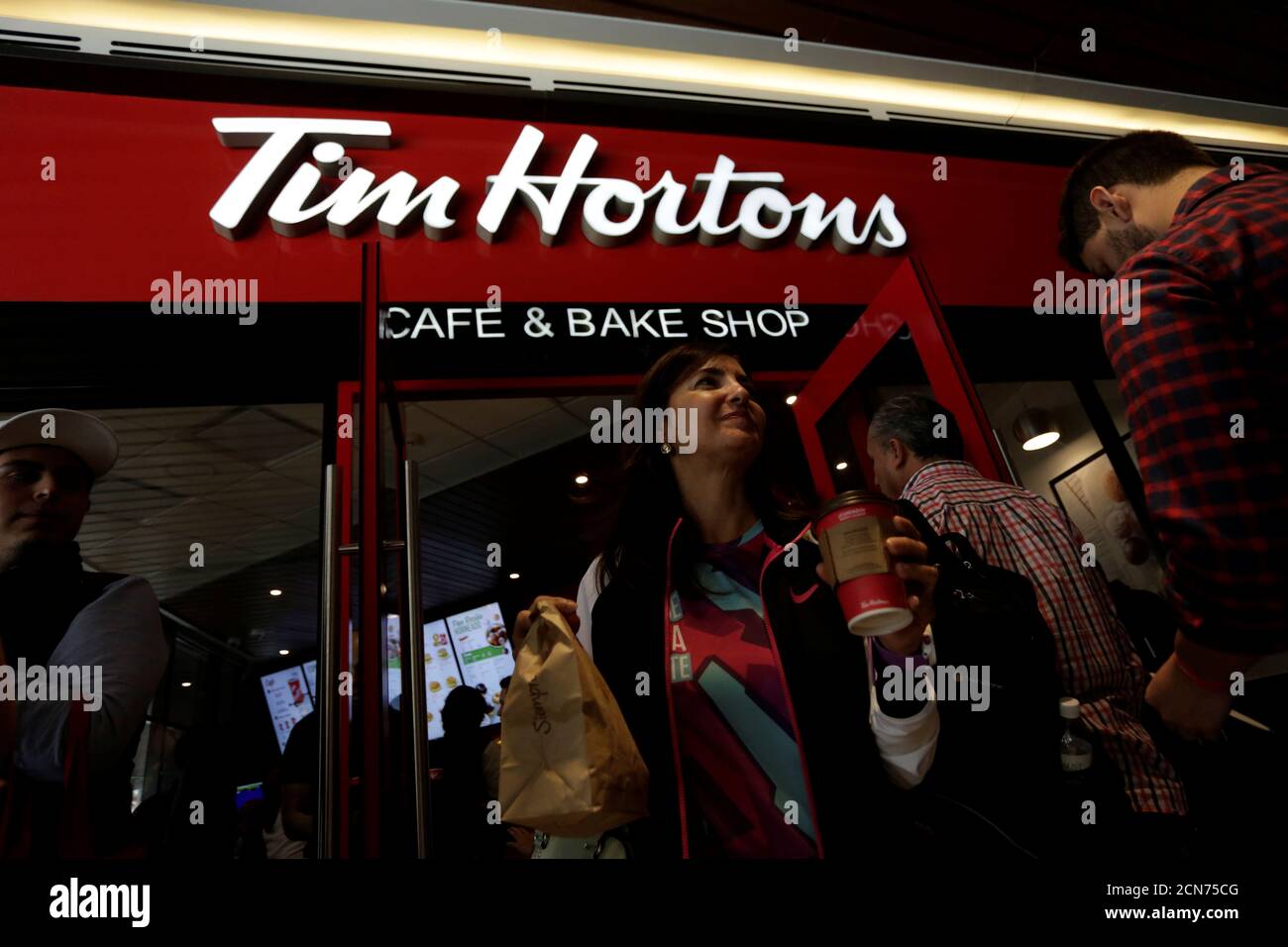 Un cliente sale de la cafetería Tim Hortons después de comprar café y timbits durante su apertura en San Pedro Garza García, en Monterrey, México, el 27 de octubre de 2017. REUTERS/Daniel Becerril Foto de stock