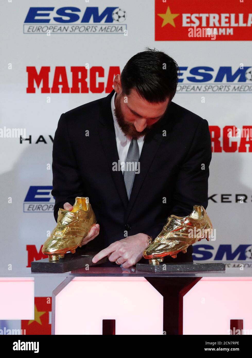 Fútbol Fútbol Lionel Messi del FC Barcelona recibe su quinto Zapato de Oro Europeo - Antiga Fabrica Estrella Damm, Barcelona, España - 18 de diciembre de 2018 Lionel Messi del