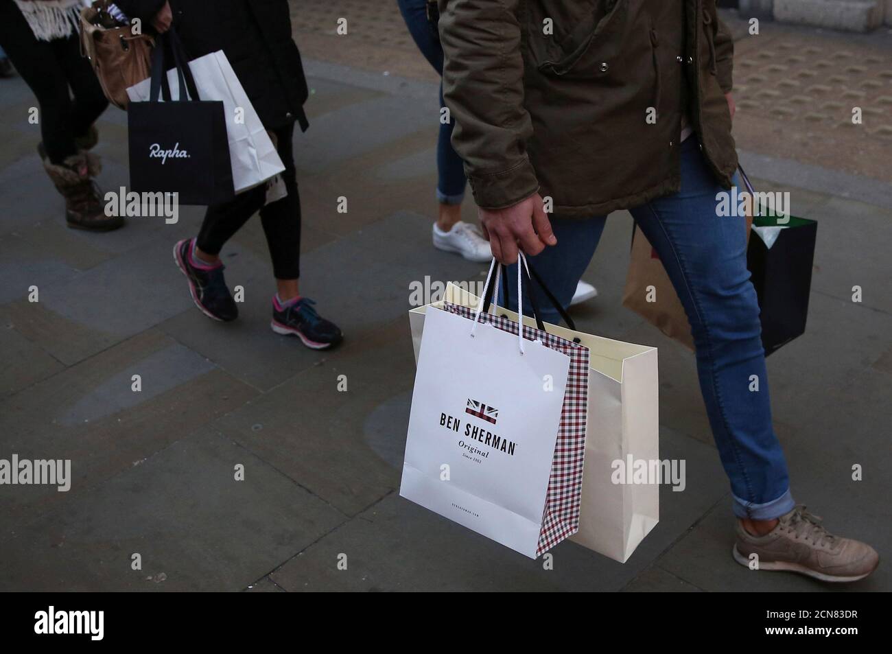 A shopper carries a Ben Sherman bag along Oxford Street in London, Britain  December 3, 2016. REUTERS/Neil Hall Fotografía de stock - Alamy