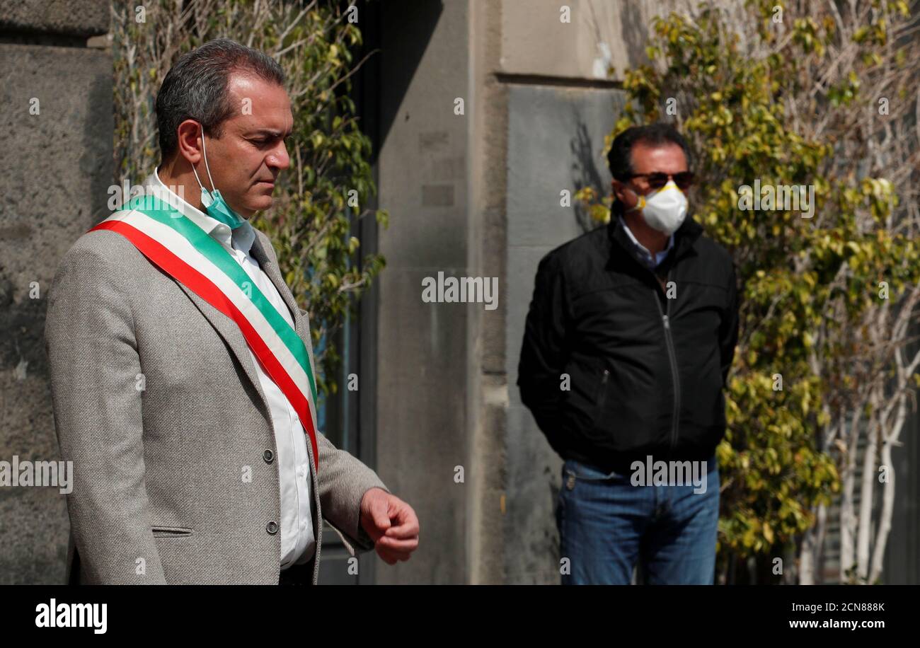 El alcalde de Nápoles Luigi de Magistris asiste a una ceremonia para llevar  una bandera italiana a media asta mientras los alcaldes de toda Italia se  guardan en silencio para honrar a