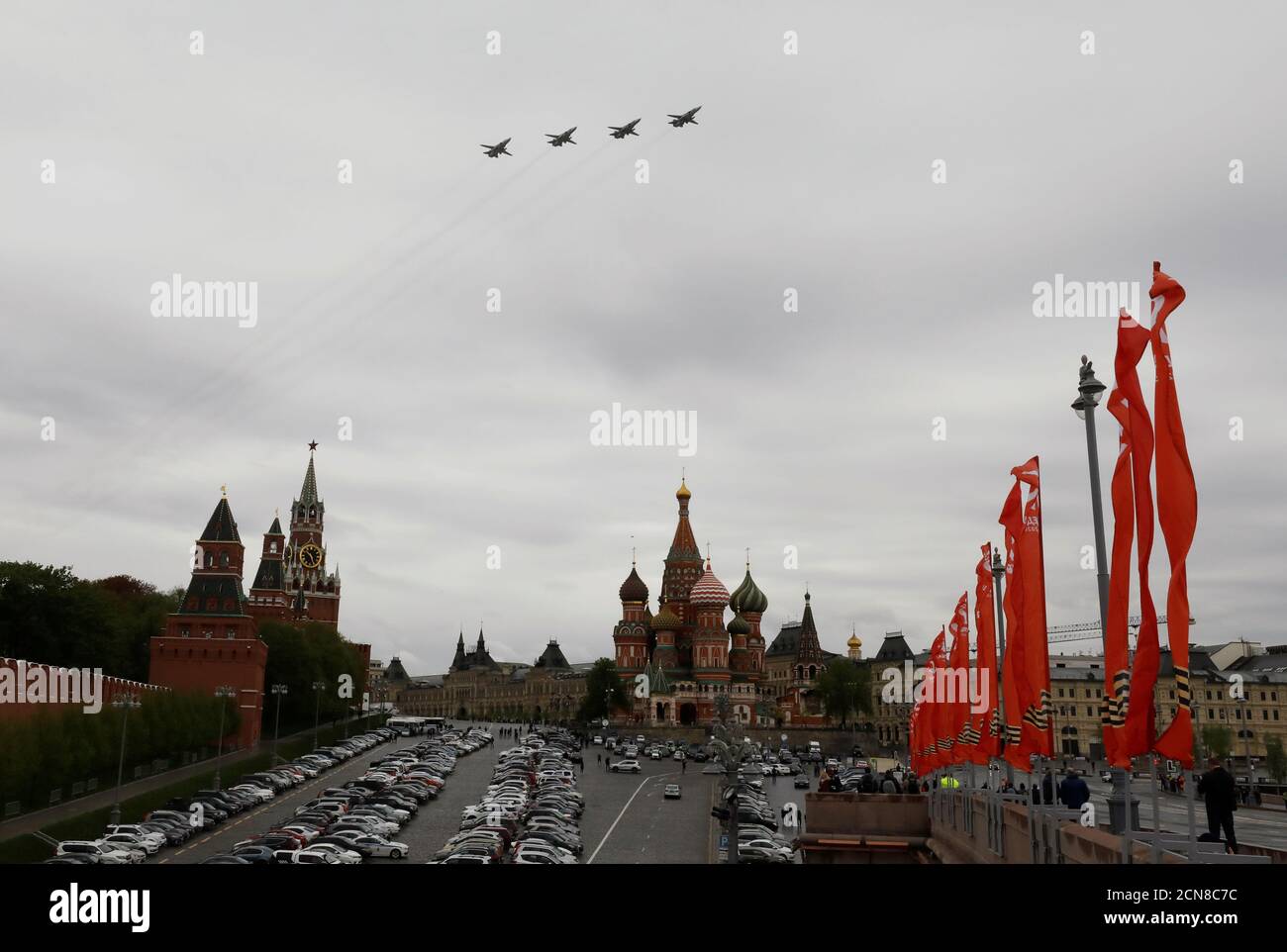 Su-24 bombarderos de primera línea vuelan en formación sobre la Plaza Roja durante un desfile aéreo en el día de la Victoria, que Marca el aniversario de la victoria sobre la Alemania nazi en la Segunda Guerra Mundial, en medio del brote de la enfermedad coronavirus (COVID-19) en el centro de Moscú, Rusia 9 de mayo de 2020. REUTERS/Shamil Zhumatov Foto de stock