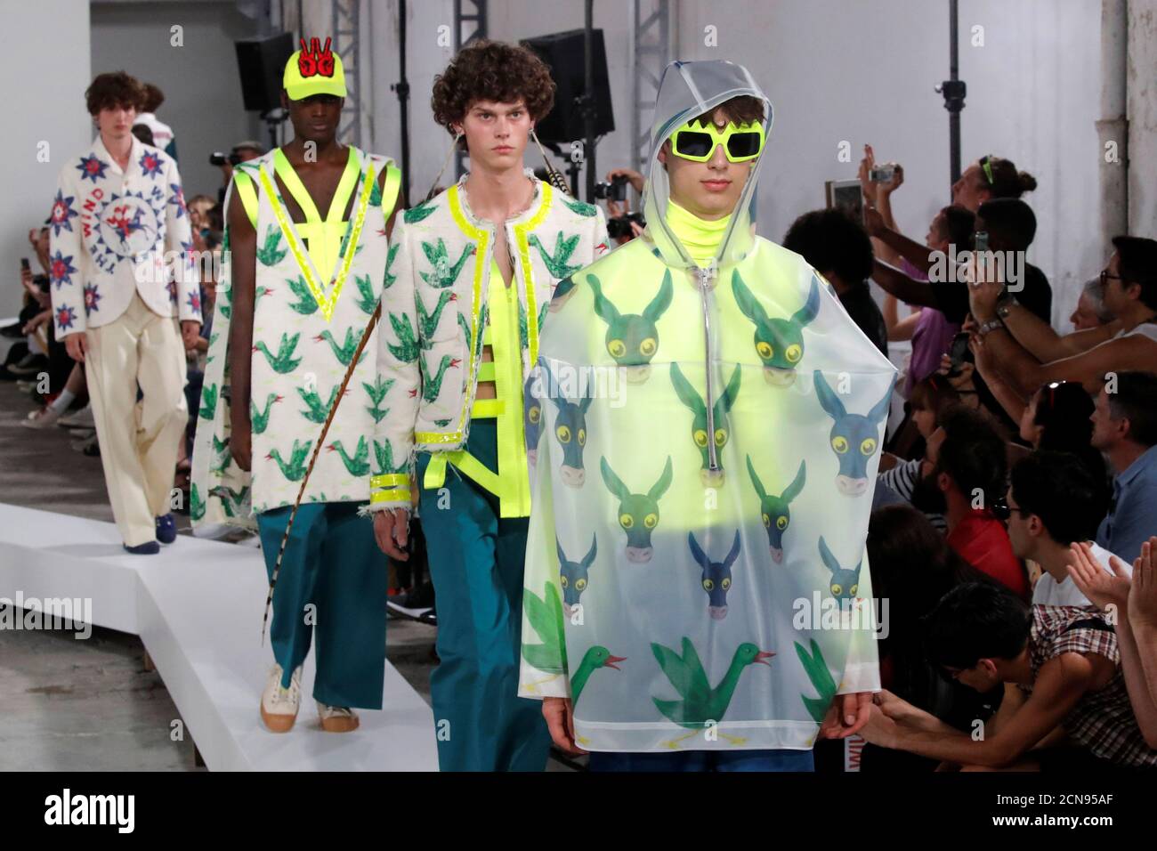 Los modelos presentan creaciones del diseñador Walter Van Beiras como parte de su colección Primavera/Verano 2019 durante la Semana la Moda masculina en París, Francia, 20 de junio de 2018. REUTERS/Charles